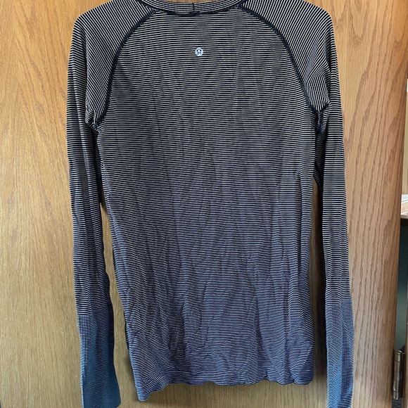 long sleeve workout shirt - Picture 1 of 2